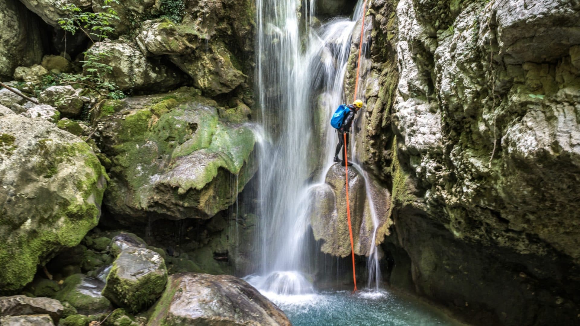 Alpinismo e sport acquatici si fondono nel Canyoning: i migliori percorsi in Italia per principianti ed esperti