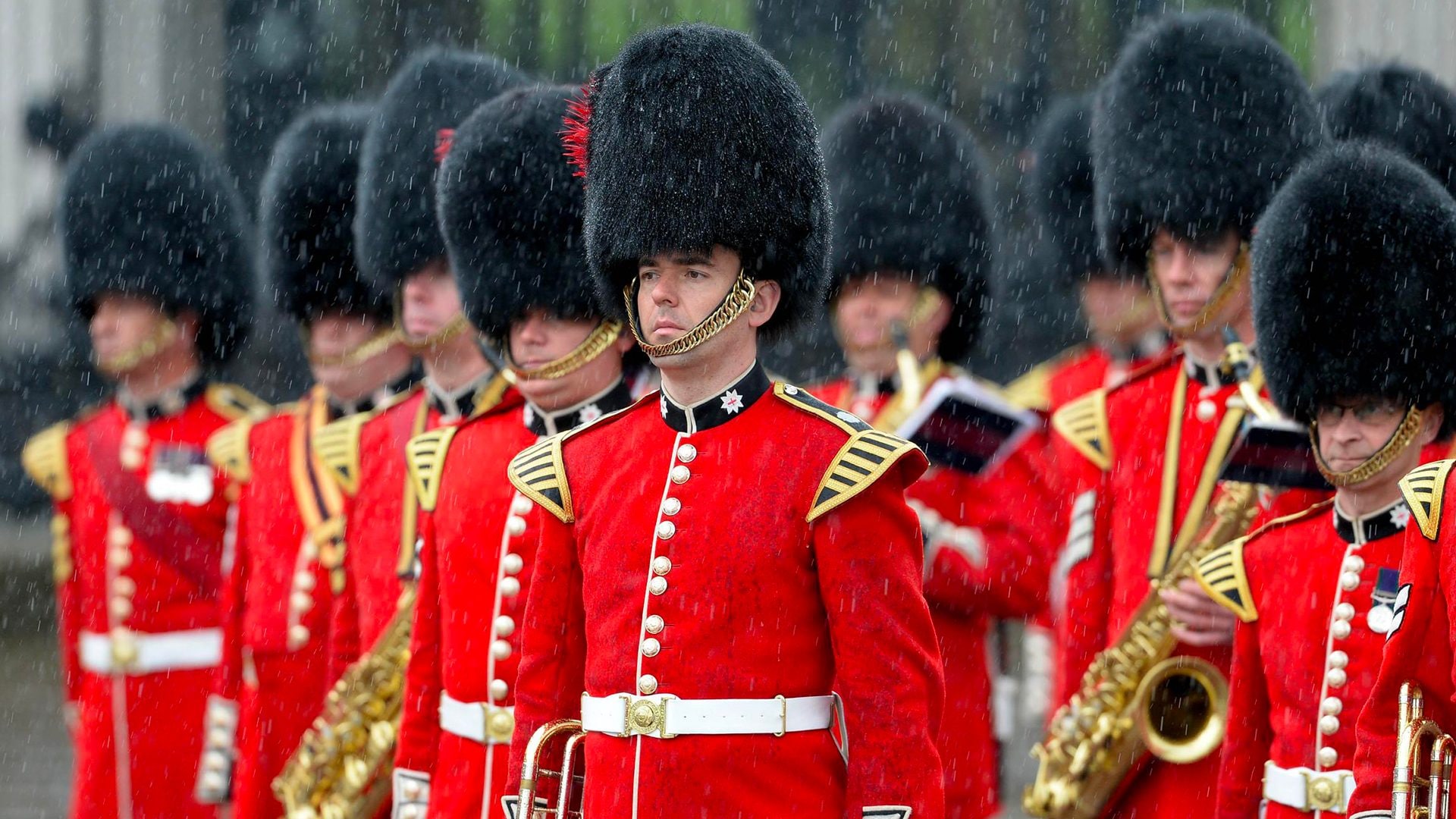 La Guardia Reale di Buckingham Palace potrebbe non avere più il copricapo di pelliccia d'orso