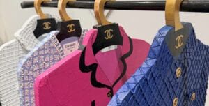 Sembra una boutique Chanel ma è un negozio finto: la provocazione di Tom Sachs con arredi e vestiti fatti di rifiuti
