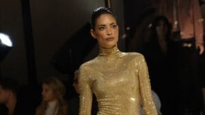 Elodie vestita d'oro sfila alla Milano Fashion Week (e con lei c'è anche Franceska)