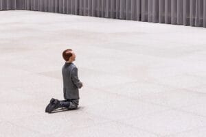 Nella mostra di Cattelan a Berlino c'è Hitler in ginocchio, Ballario: "Nella Germania dei nuovi nazismi è potente"
