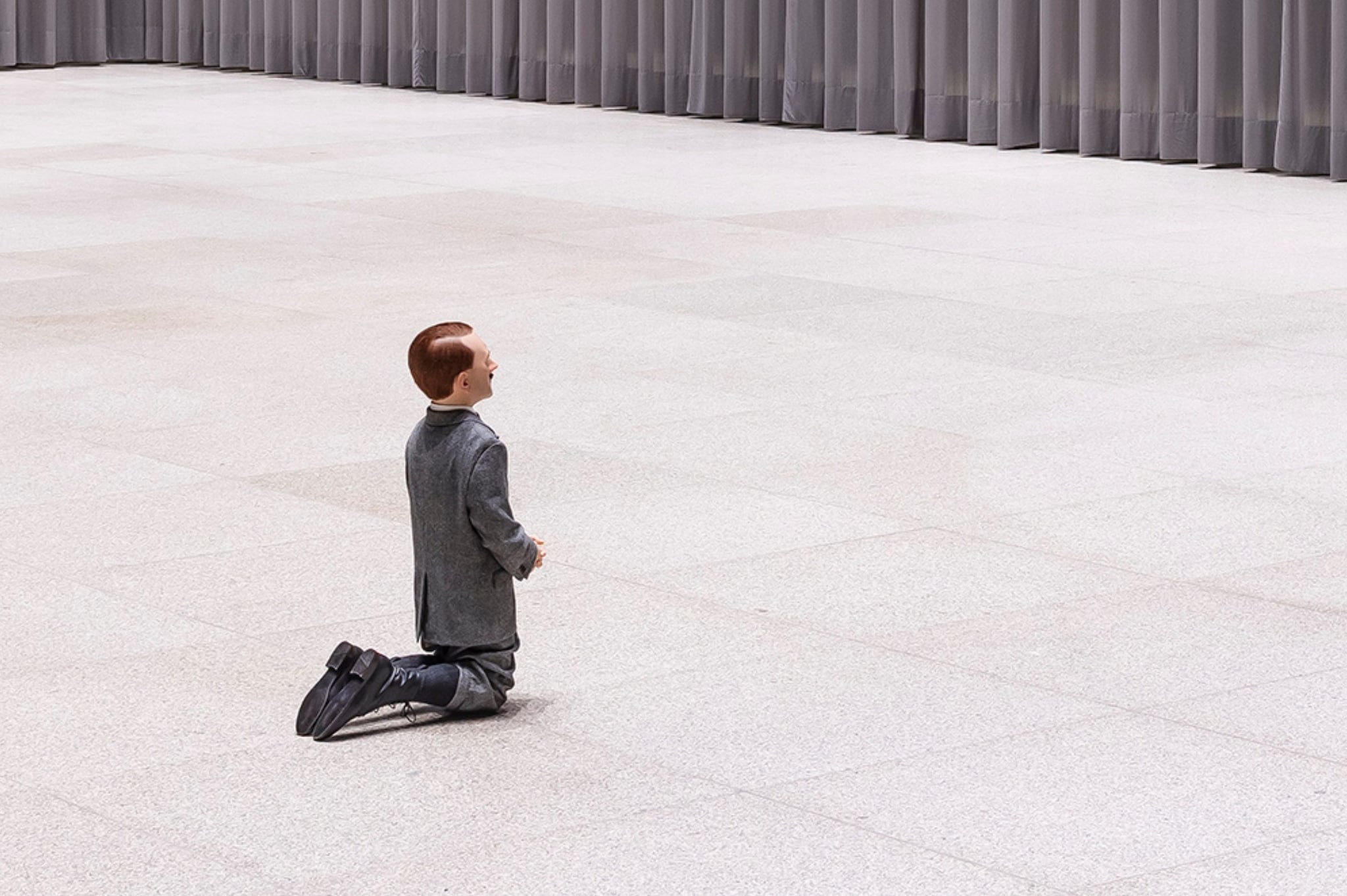 Nella mostra di Cattelan a Berlino c'è Hitler in ginocchio, Ballario: "Nella Germania dei nuovi nazismi è potente"