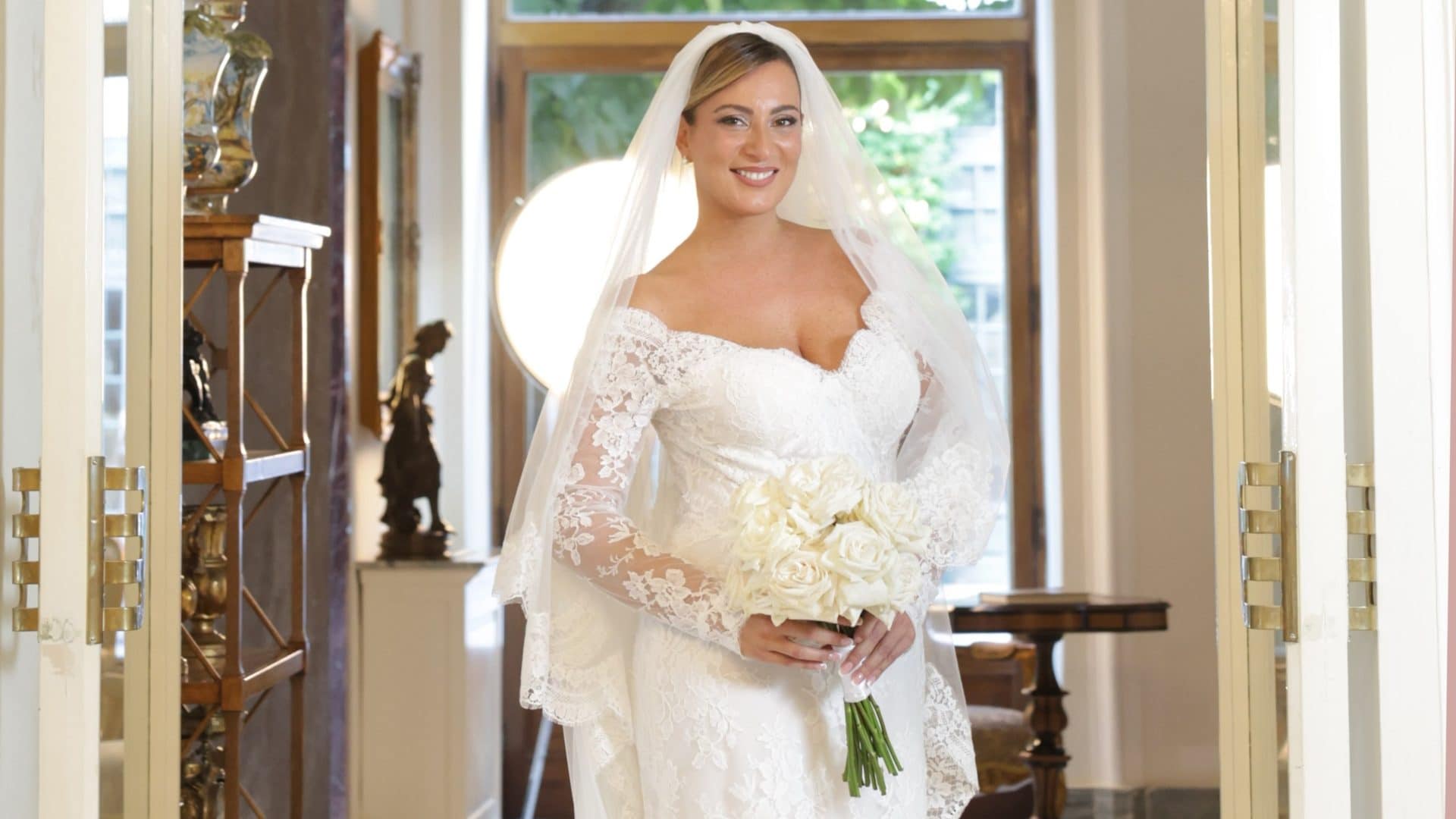 Ida Di Filippo svela i dettagli nascosti nell'abito da sposa: "Stoffa blu cucita all'interno e omaggio a mia madre"
