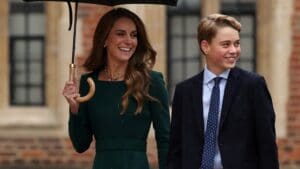 Kate Middleton con George a Eton in verde bosco, è il colore must dell'autunno 2026