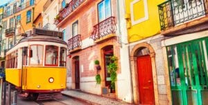 Lisbona è la destinazione di viaggio più felice del mondo: "Ha effetti positivi sull'umore"