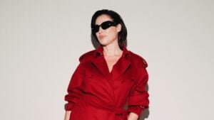 Luisa Ranieri, addio vestiti: alle sfilate di Milano trasforma il cappotto rosso in un abito