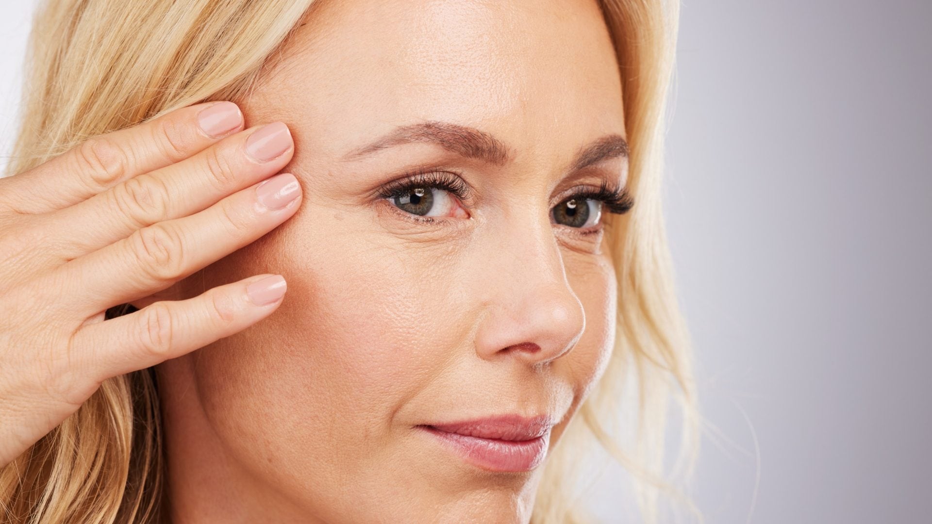 Come truccare la pelle matura, la make-up artist: "Niente cipria sotto gli occhi, una goccia di fondotinta sulle imperfezioni"