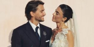 Gli abiti da sposa di Vicky Montanari, due creazioni Dior: per il matrimonio schiena nuda e fiore blu