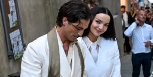 Il matrimonio di Damiano David e Dove Cameron: la sposa in tailleur bianco con la cravatta
