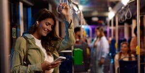 A Singapore 340 euro di multa a chi ascolta musica o guarda video ad alto volume sui bus