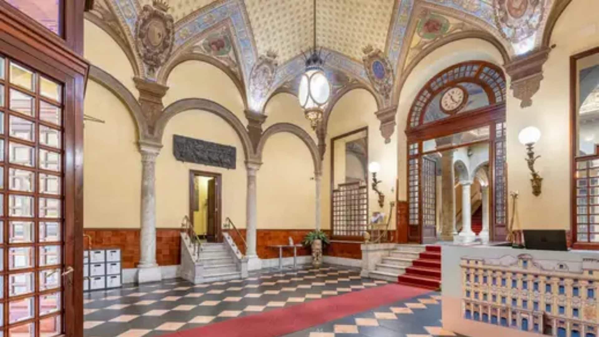Palazzo d'epoca in vendita: per vivere in una corte del '500 a Genova servono 11 milioni di euro