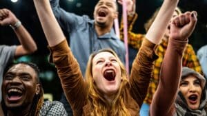 Tutti pazzi per lo Scream Club, lo psicologo: "Urlare in gruppo non ci fa sentire giudicati, il nostro dolore è condiviso"