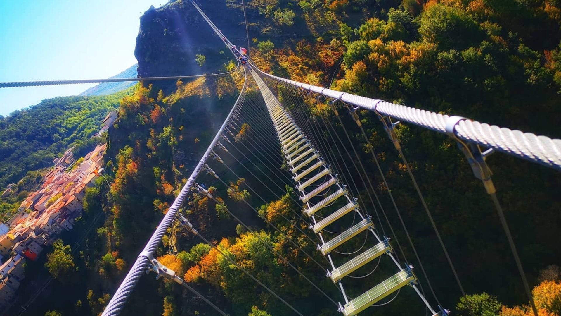 In Basilicata c'è un ponte tibetano lungo 300 metri: è l'esperienza adrenalinica da provare in autunno