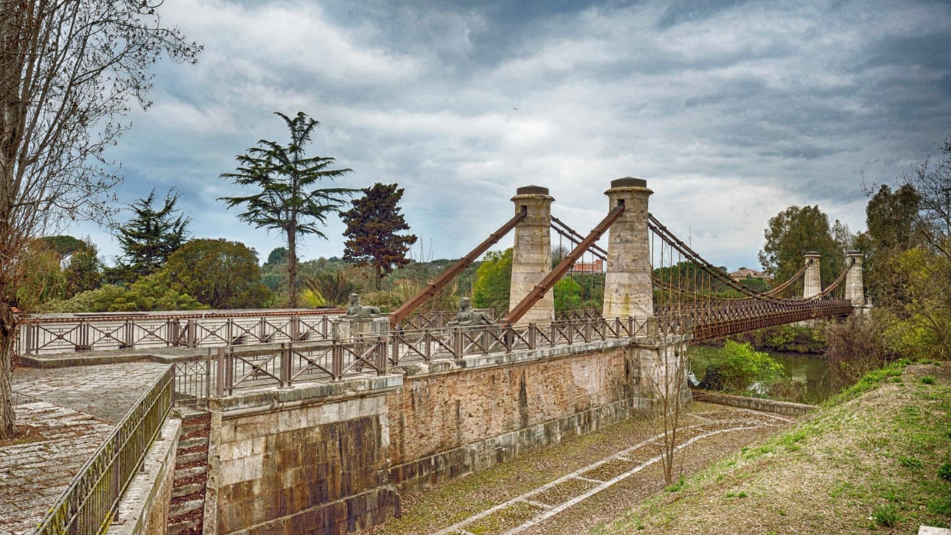 Lazio e Campania sono collegate da un ponte pedonale che attraversa il fiume Garigliano