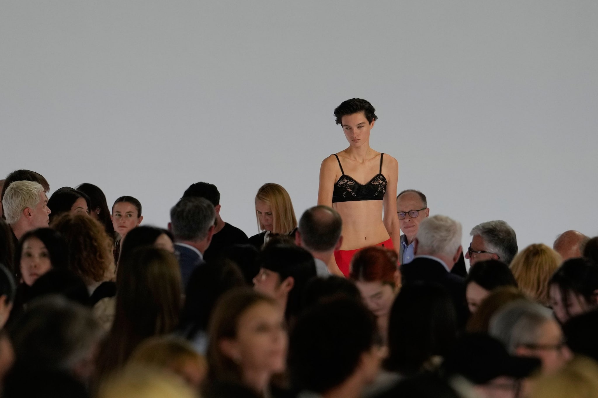 La collezione brutta di Prada, nelle pieghe dei vestiti ugly chic si nasconde la bellezza della verità