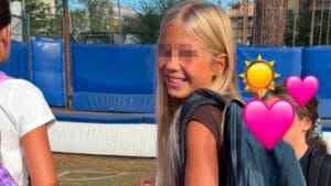 Il primo giorno di scuola di Isabel Totti: inizia la quinta con gonna a balze e charms allo zaino