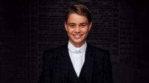 Il principe George in divisa per il debutto a Eton: ritratti ufficiali in pantaloni gessati e frac