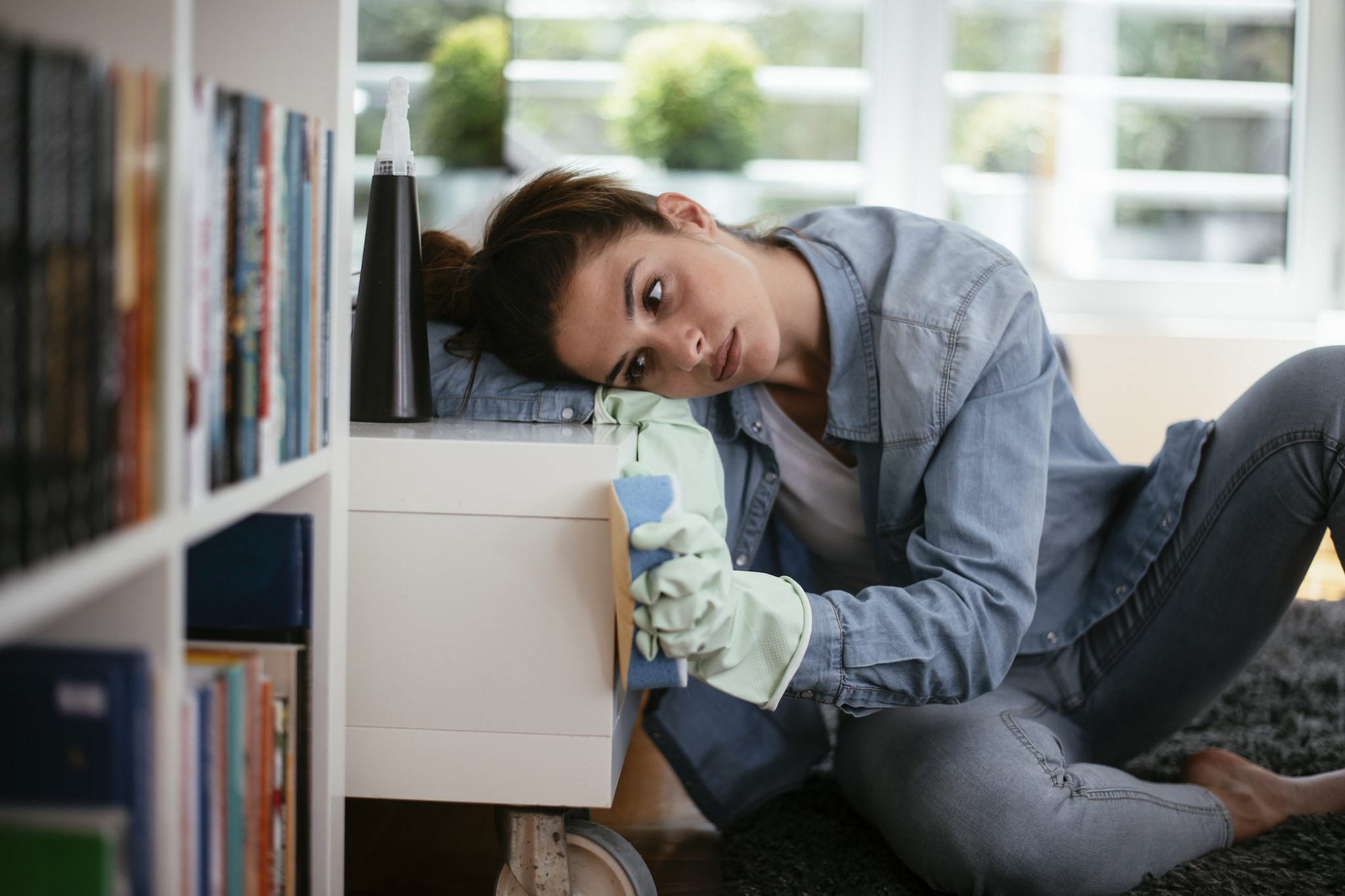 Perché puliamo casa invece di lavorare, il neuropsicologo spiega cos'è il procrasticleaning