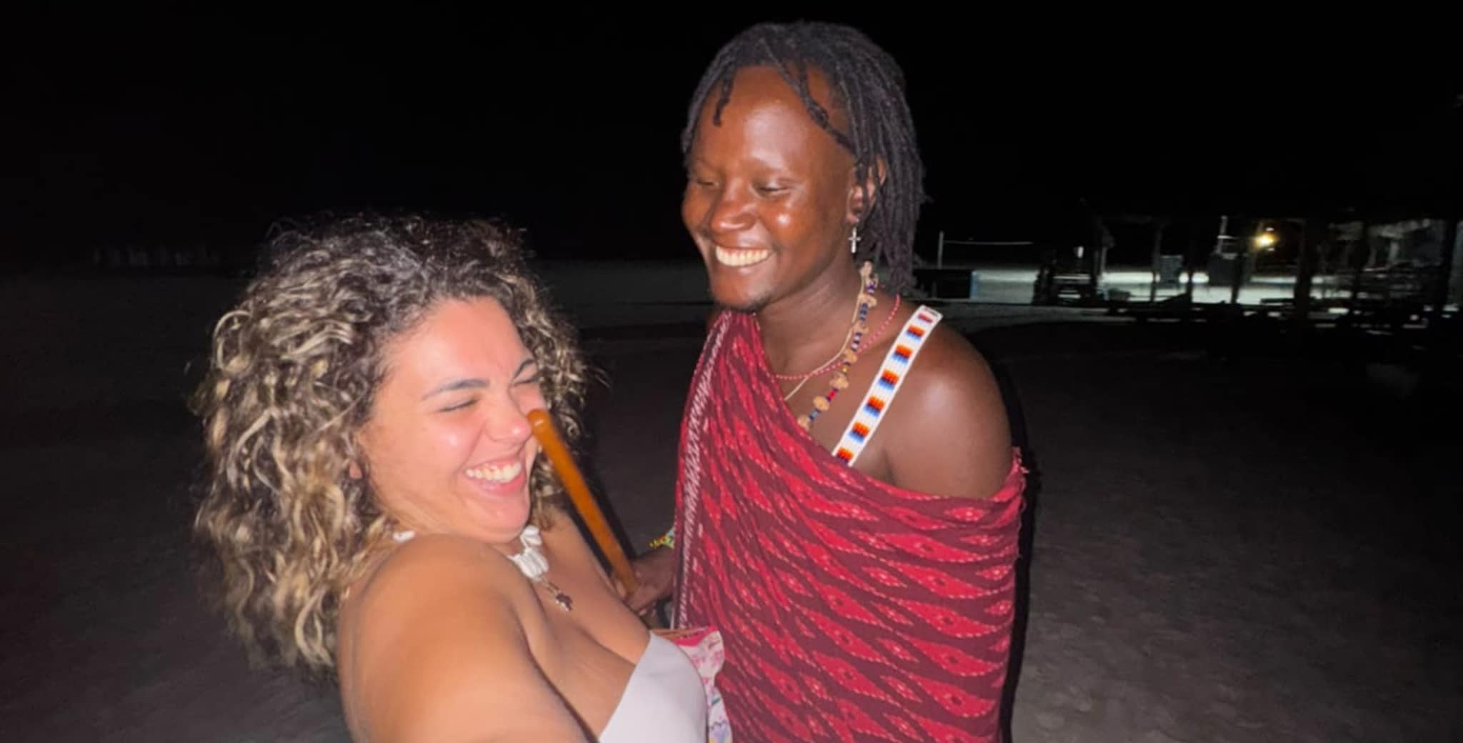 Serena si trasferisce a Zanzibar per amore: "Ho sposato un masai. Capre e pecore come regalo di nozze"