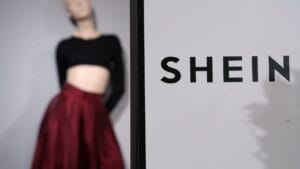Francia contro ultra fast fashion, tasse fino a 12 euro su ogni capo: i marchi che rischiano il malus