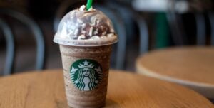 C'è un nuovo Starbucks a Roma: non solo caffetteria, è il primo con libri e book crossing