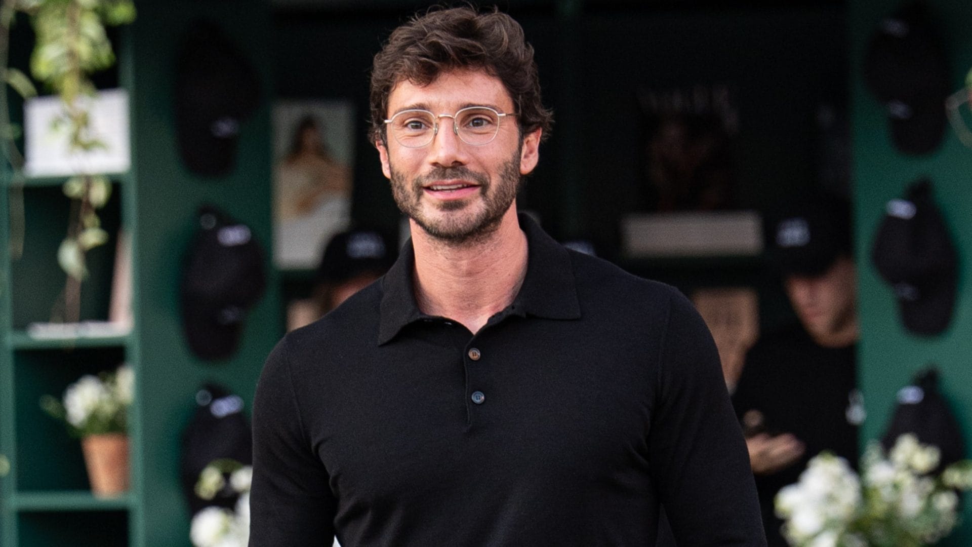Stefano De Martino da Affari Tuoi alle sfilate: cambia stile e veste casual con gli occhiali da vista
