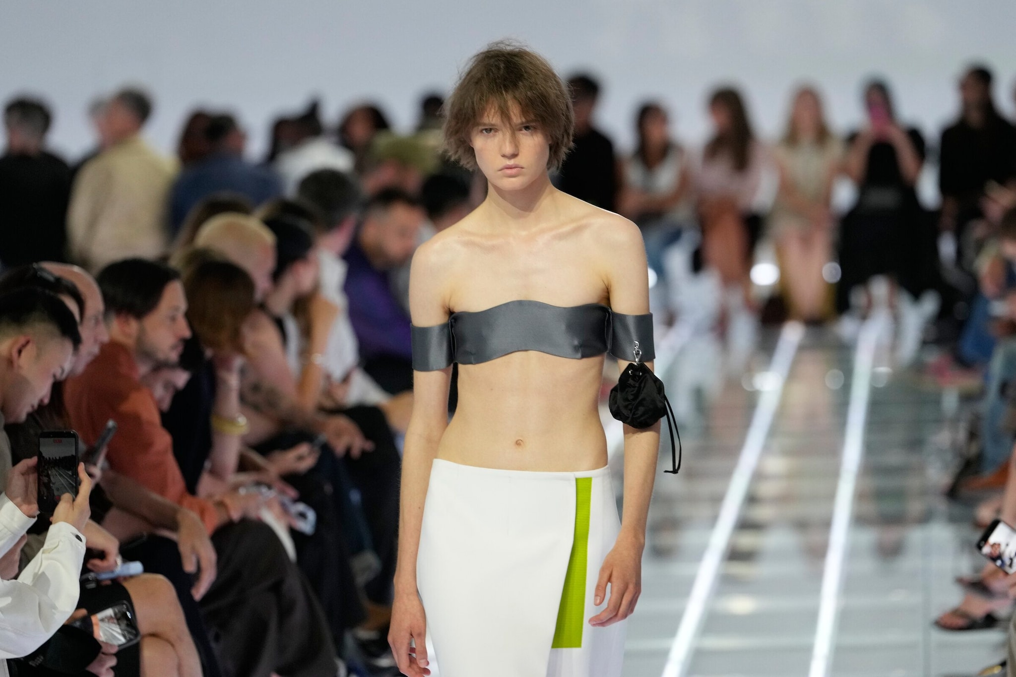 La collezione brutta di Prada: nelle pieghe dei vestiti ugly chic si nasconde la bellezza della verità