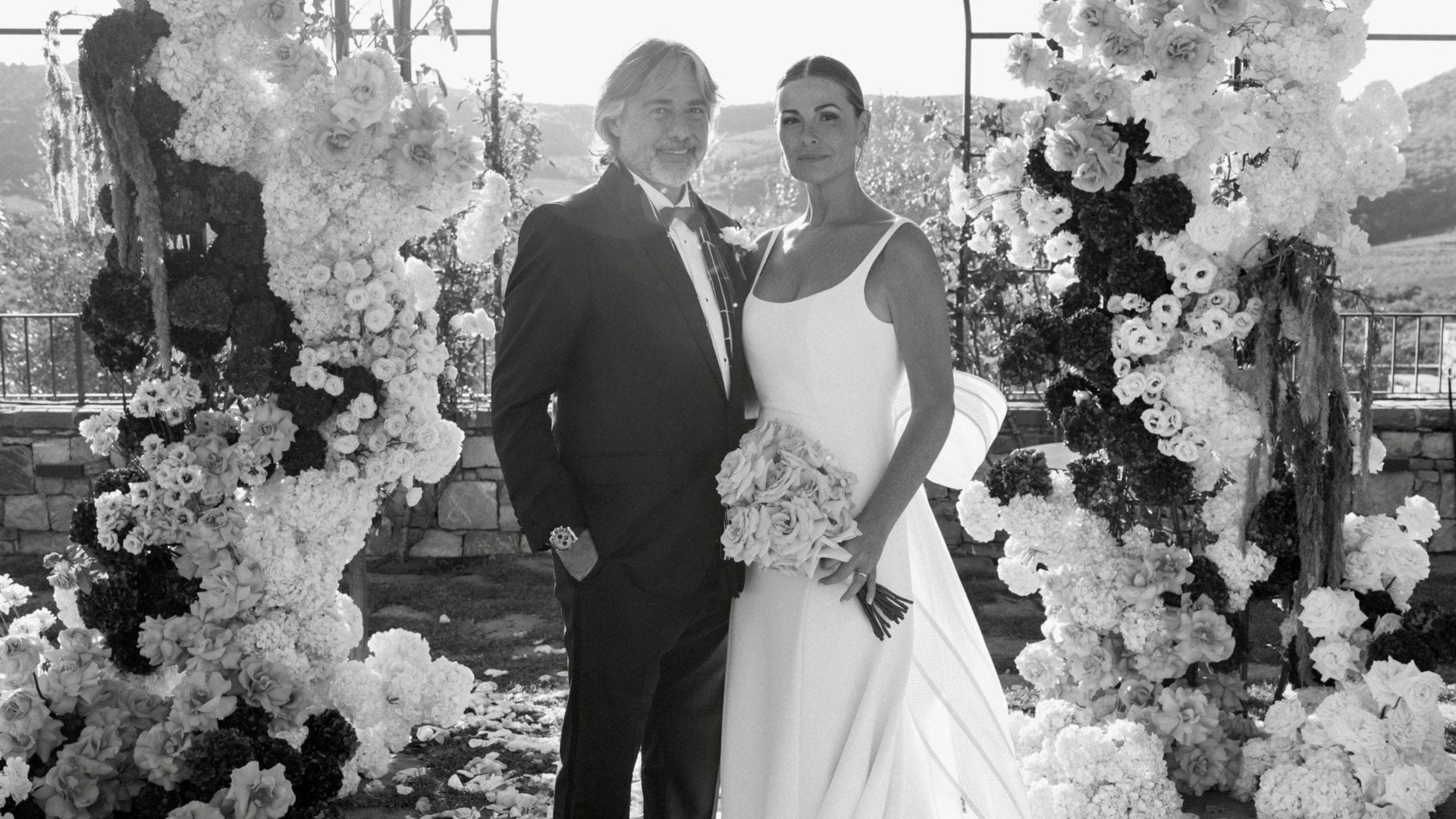 L'abito da sposa di Vanessa Incontrada: niente pizzi e velo, trionfa l'eleganza semplice