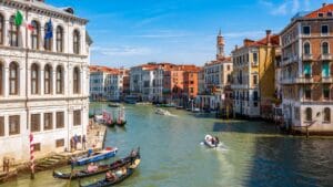 Aumento del ticket di accesso a Venezia, nel 2027 potrebbe costare 30 euro