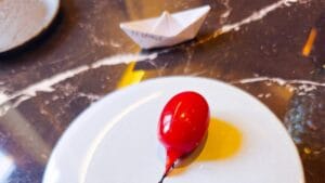 Menù di Halloween nei ristoranti di Alessandro Borghese: il piatto con il palloncino del clown IT costa 22 euro