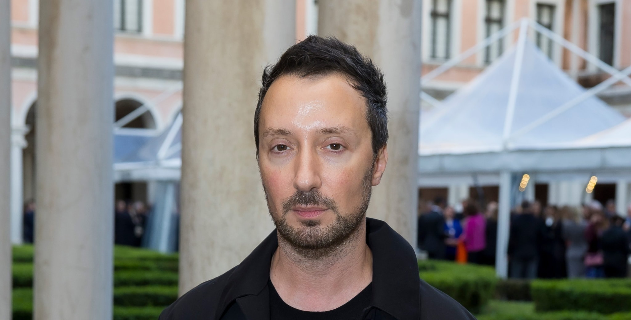Anthony Vaccarello lascia Saint Laurent dopo 10 anni: si attende il nome del nuovo Direttore creativo