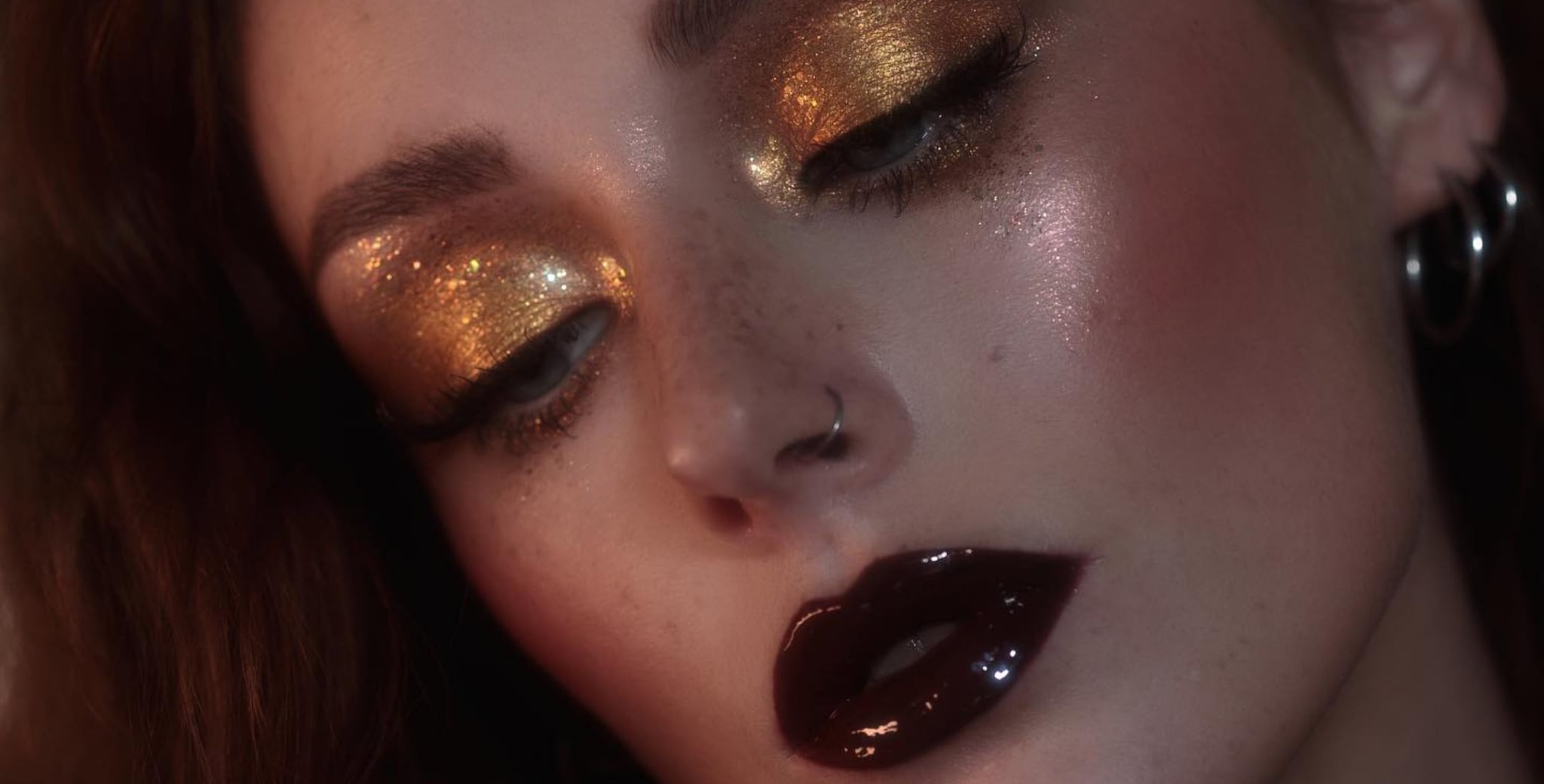 Autunno 2026 col makeup da Drama Girl: magnetico e malinconico con occhi intensi e labbra scure