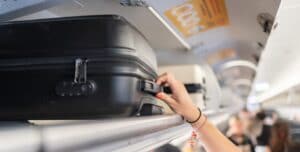 Bagaglio a mano, dal 2027 oggetto personale gratis e trolley a pagamento: cosa cambia davvero