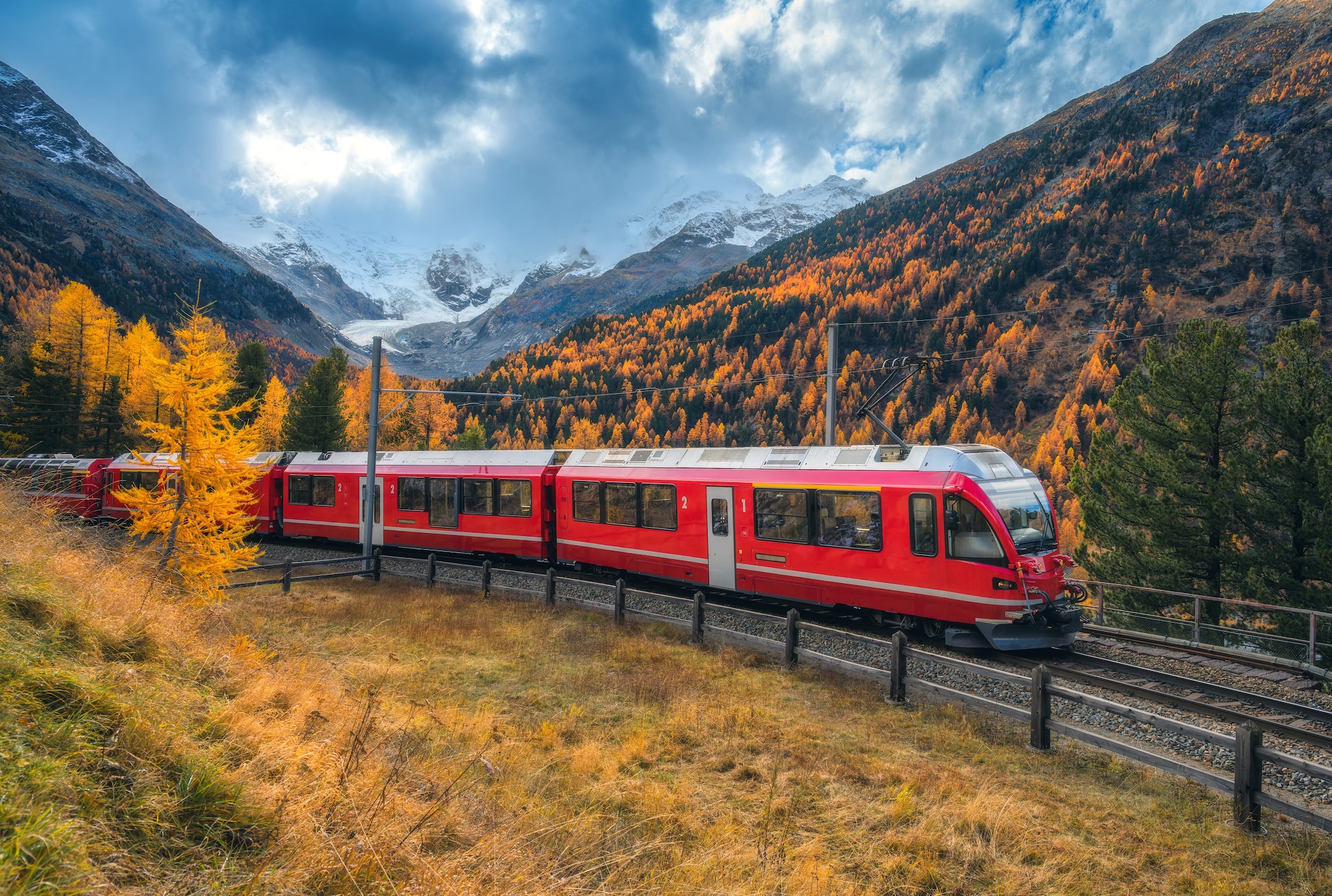 Autunno a bordo del Bernina: orari e costi dei treni per ammirare il foliage sulle Alpi tra Italia e Svizzera