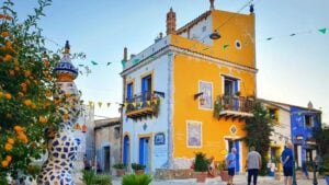 Borgo Parrini, il più colorato del sud Italia con murales e decorazioni ispirate a Gaudí e Frida Khalo