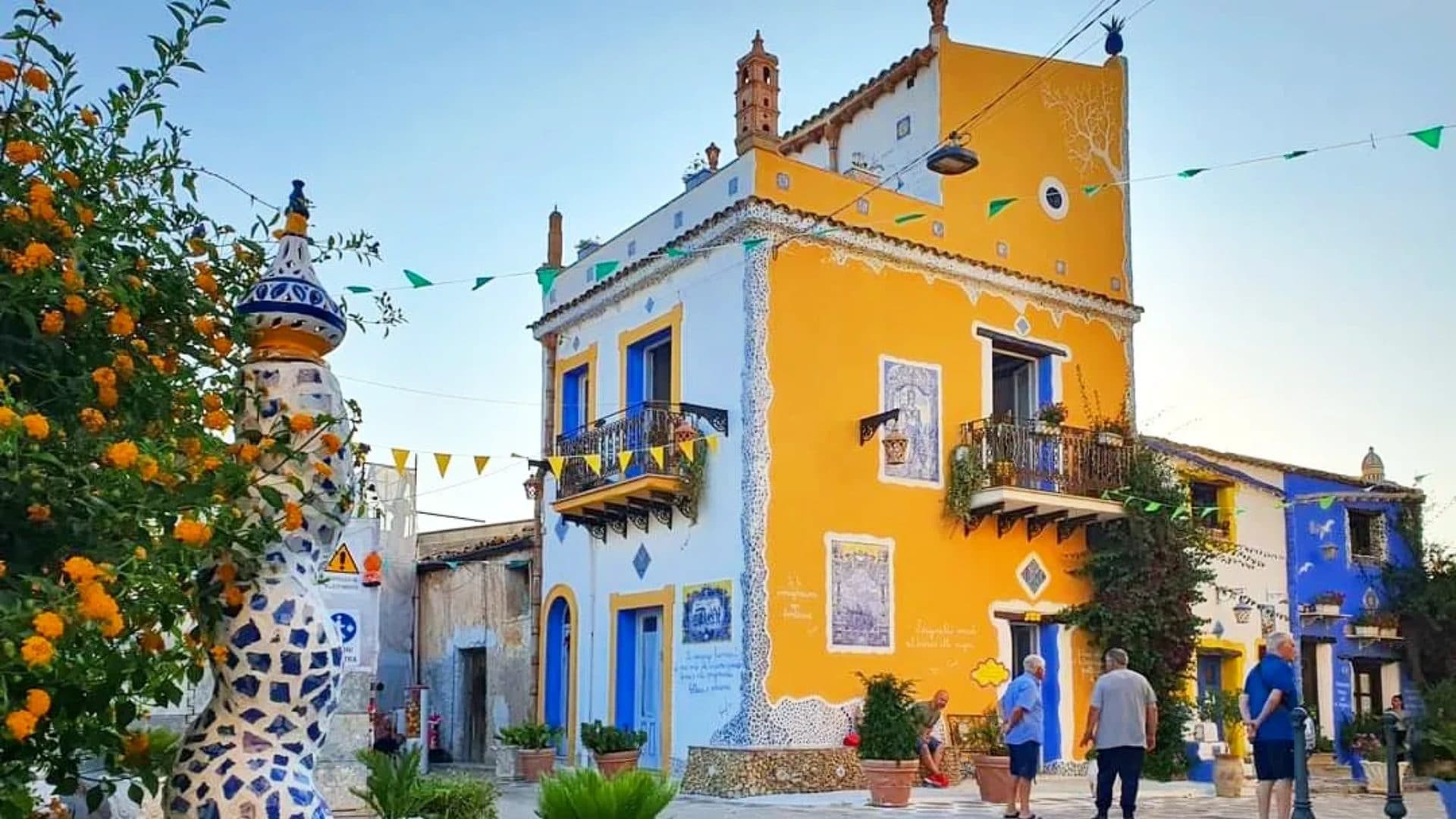 Borgo Parrini, il più colorato del sud Italia con murales e decorazioni ispirate a Gaudí e Frida Khalo