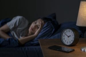 Cos'è il jet lag da ora solare, la neurologa: "Il buio può alterare stato d'animo e portare malumore"