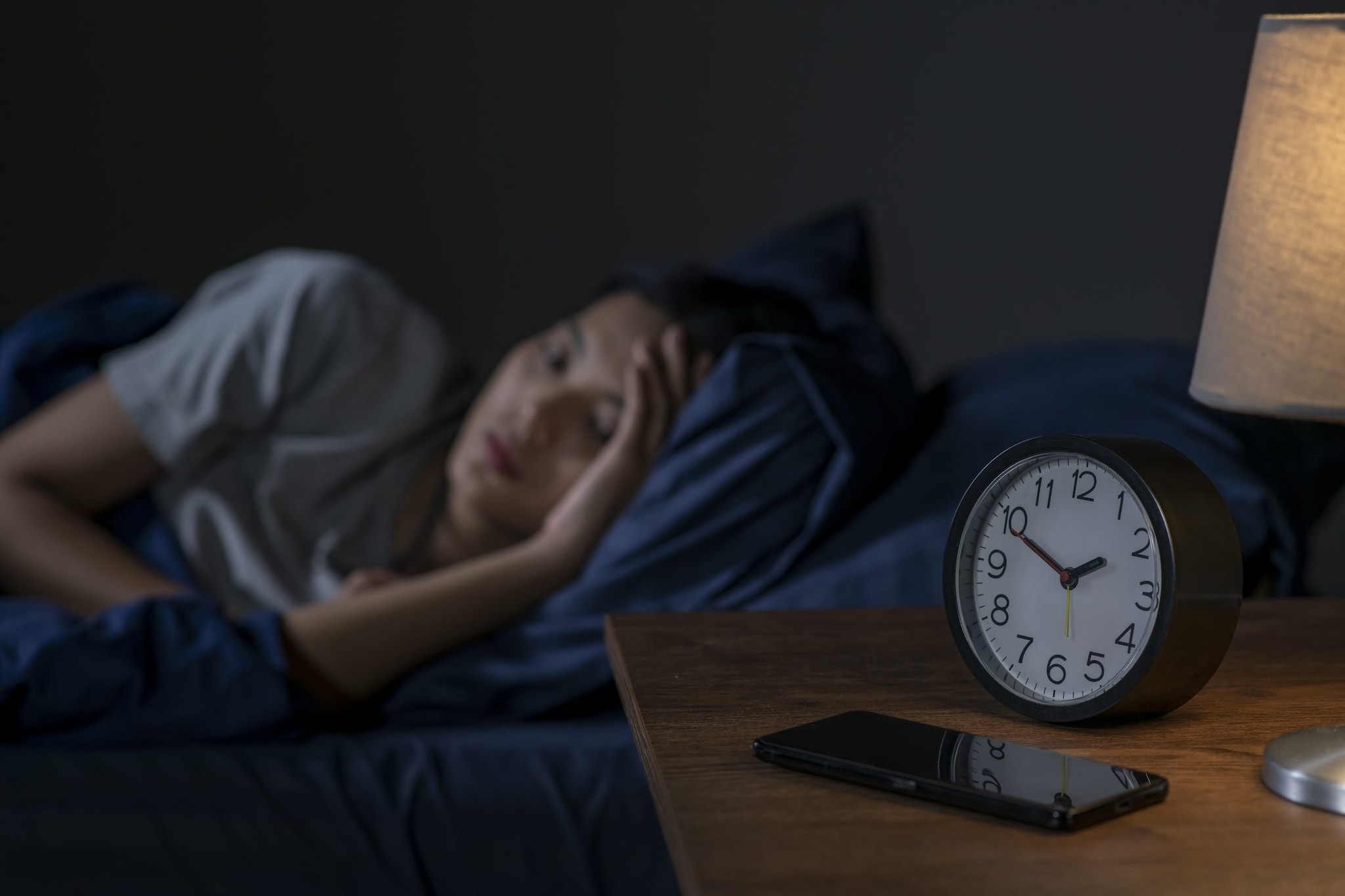 Cos'è il jet lag da ora solare, la neurologa: "Il buio può alterare stato d'animo e portare malumore"
