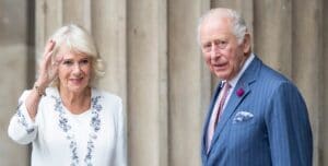 Camilla racconta la vita con Carlo in un documentario: amano leggere insieme, ma lui la disturba ridendo