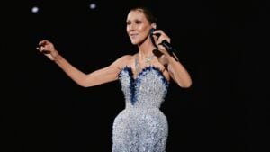 Perché tutti parlano dell'abito di Céline Dion a Parigi: 1000 ore di lavoro per cucire 6mila cristalli