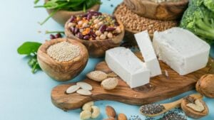 I cibi proteici migliori per salute e ambiente: tofu e fagioli completi e poveri di sale
