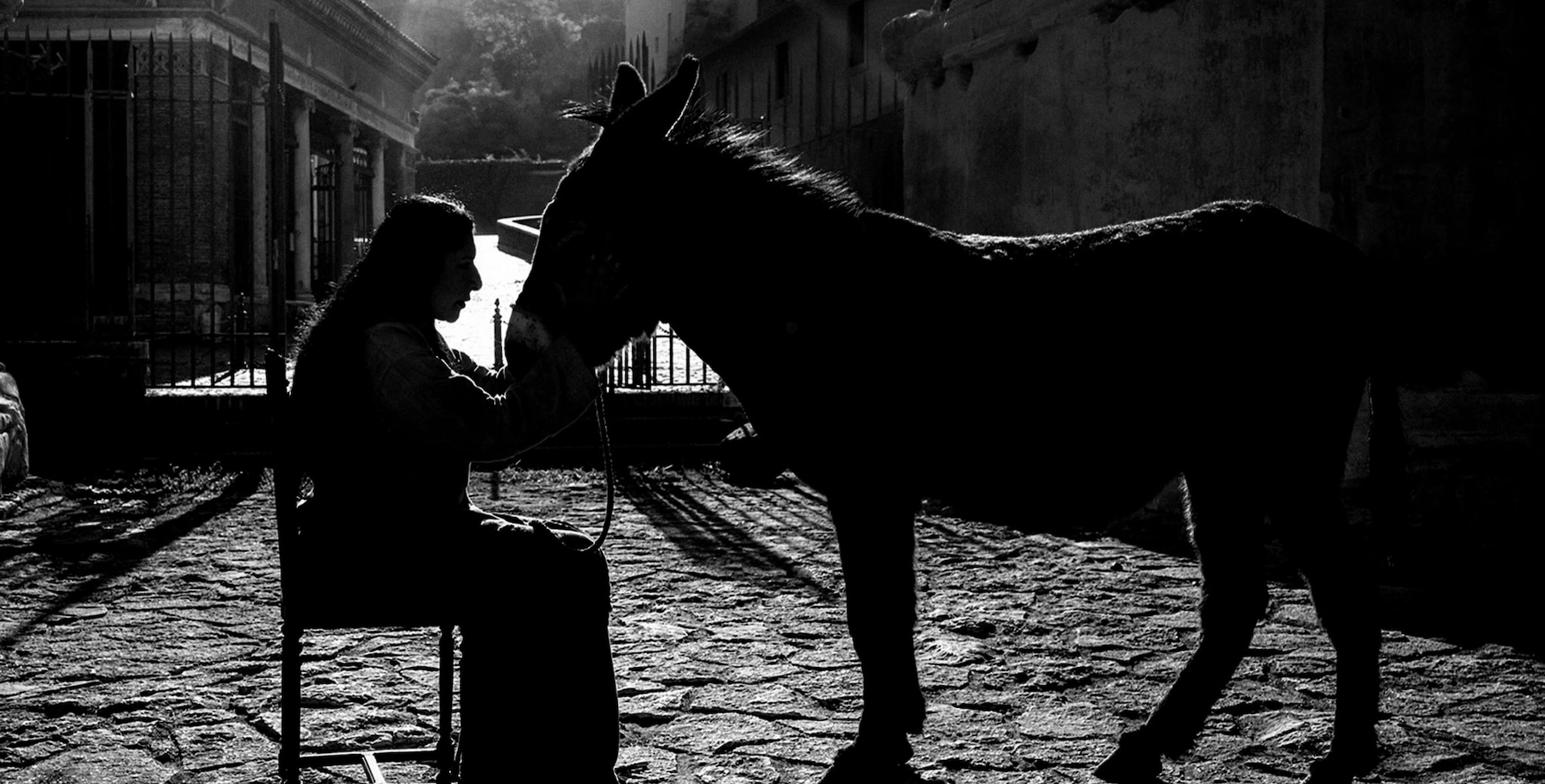 Marina Abramović regala a Roma un asino di bronzo con cui confidarsi: come partecipare alla performance