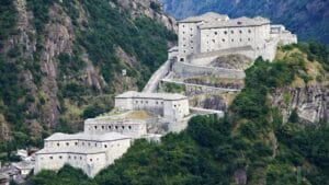 Bard, il borgo medievale tra i più piccoli d'Italia sormontato da un forte inespugnabile