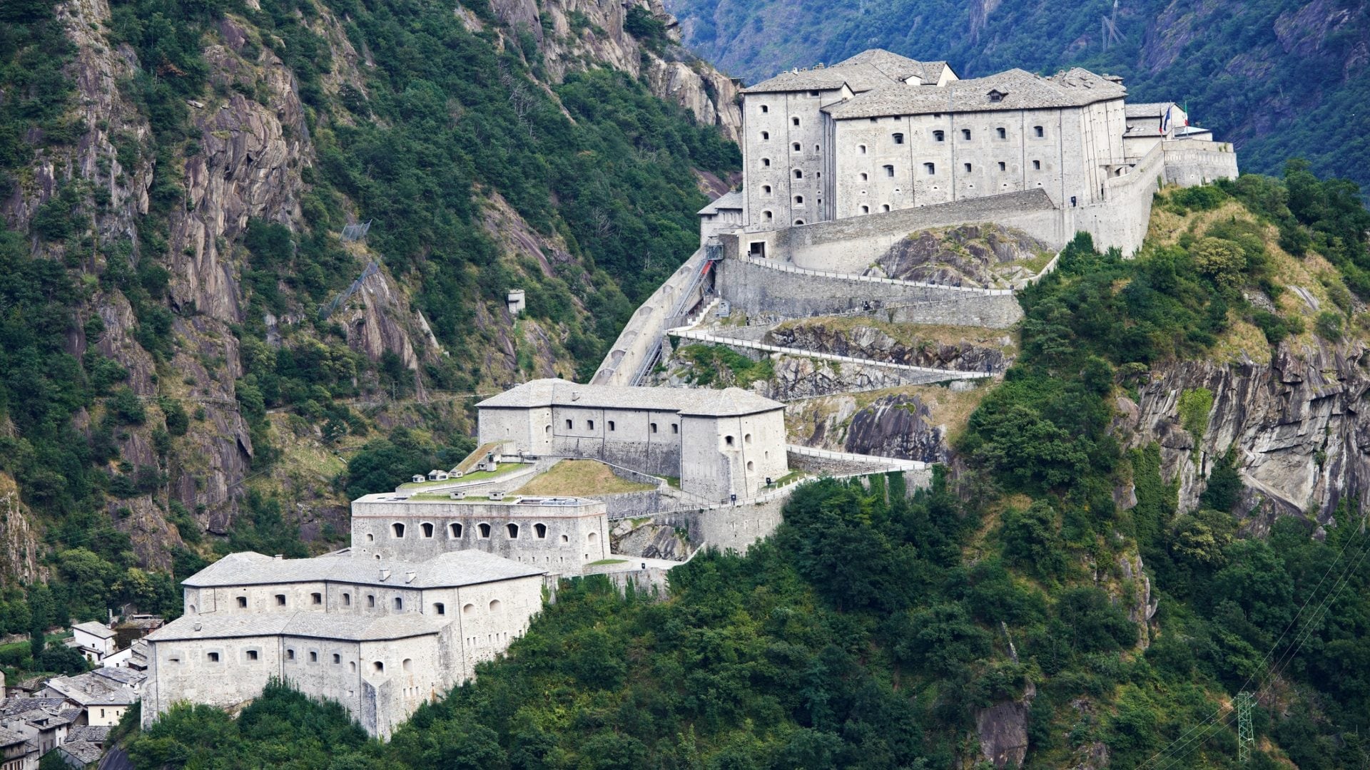 Bard, il borgo medievale tra i più piccoli d'Italia sormontato da un forte inespugnabile