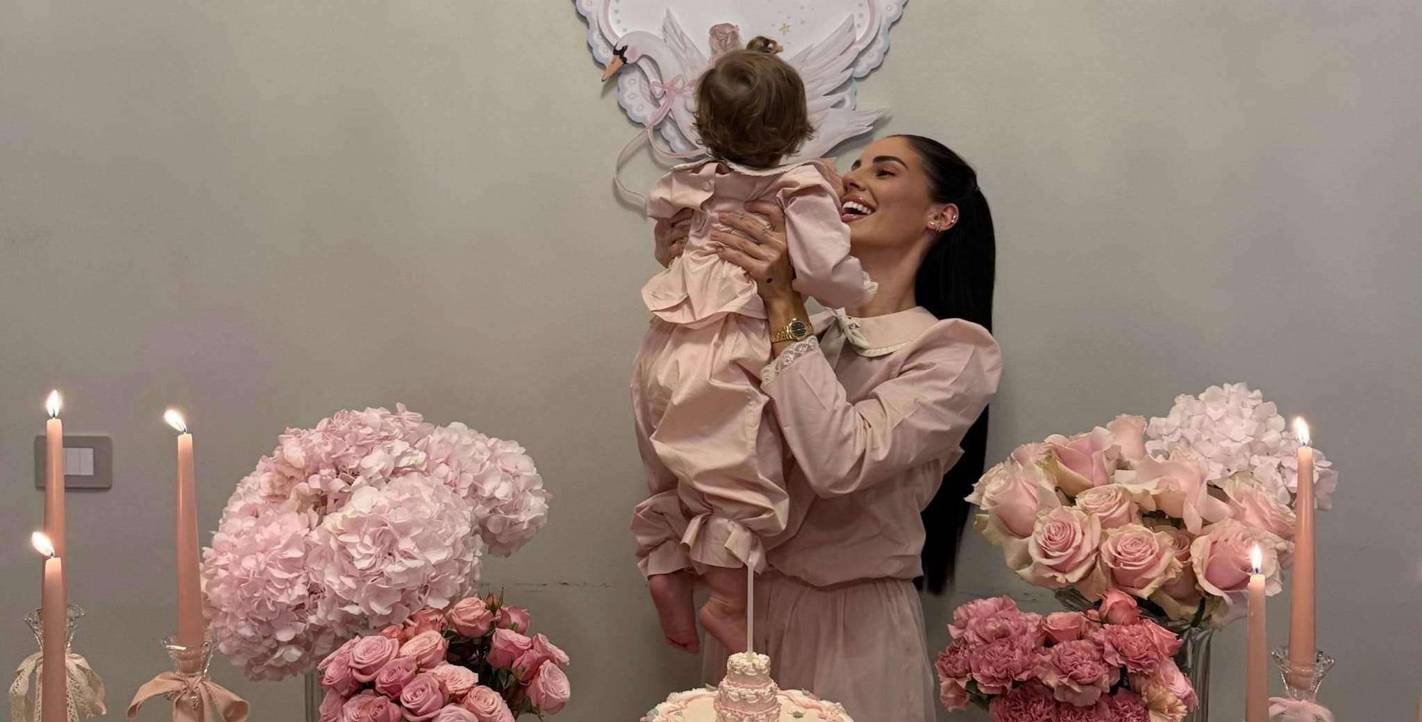 Giulia De Lellis e Tony Effe, festa rosa per il primo compleanno della figlia Priscilla (mai mostrata in volto)