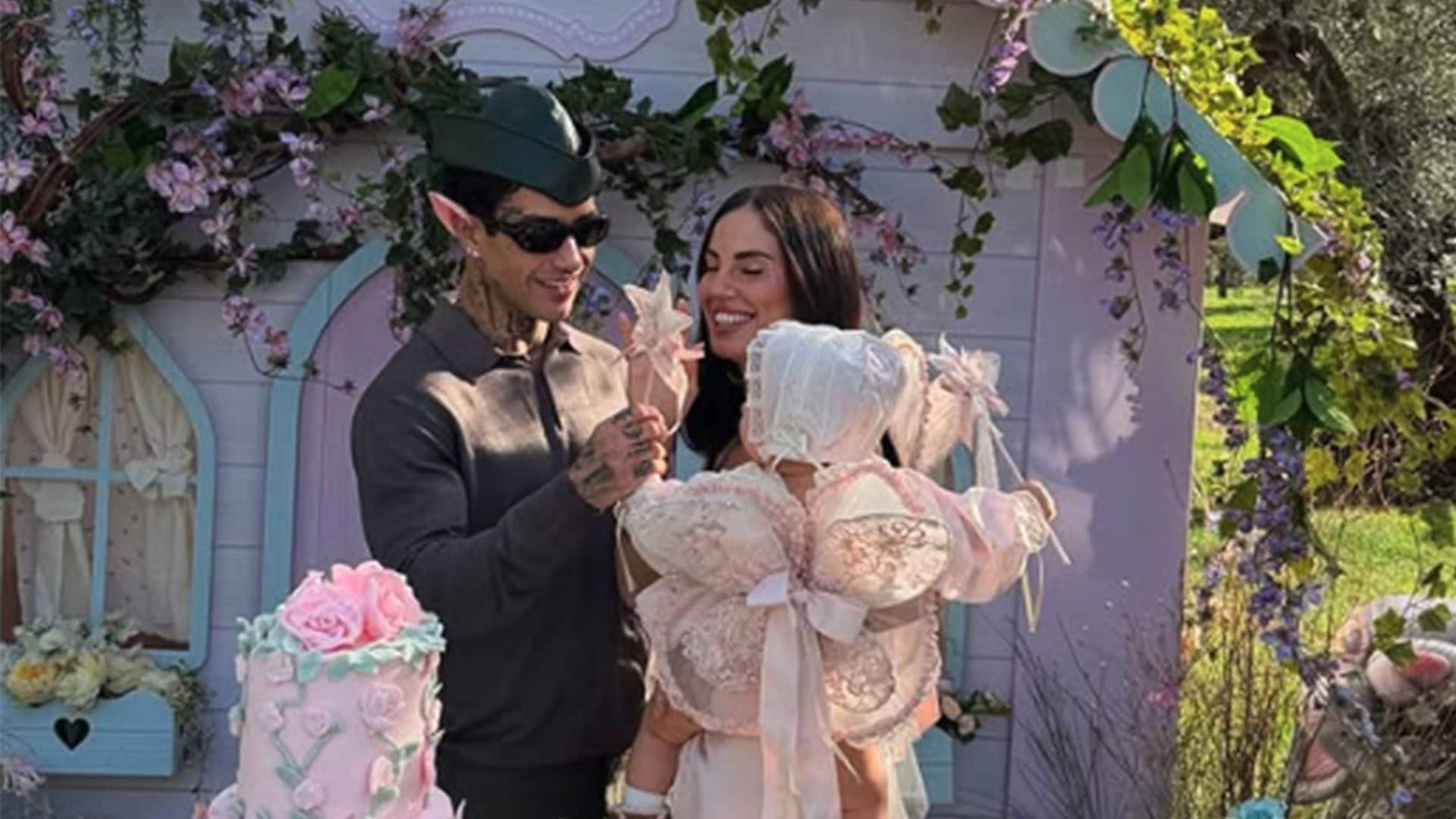 La festa di compleanno per Priscilla è un inno alla magia: Giulia De Lellis fatina e Tony Effe elfo