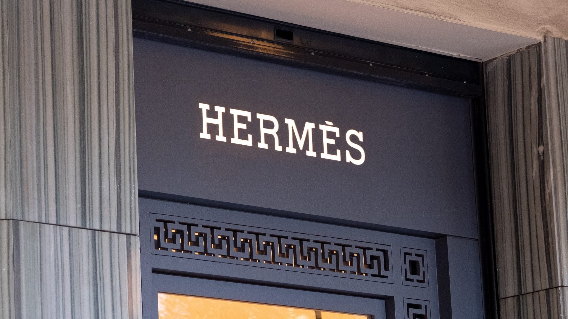 La classifica dei brand che valgono di più: Hermès primo nella moda, valutato più di 45 milioni