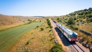 Il treno del foliage che attraversa i boschi e i borghi dell'Irpinia: quando parte e quanto costa