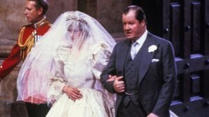 La storia del padre di Lady Diana, che da giovane corteggiò la regina Elisabetta II