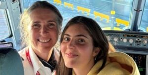 Mamma pilota l'aereo con a bordo sua figlia in partenza per la gita: la sorpresa di Marnie a Lillian
